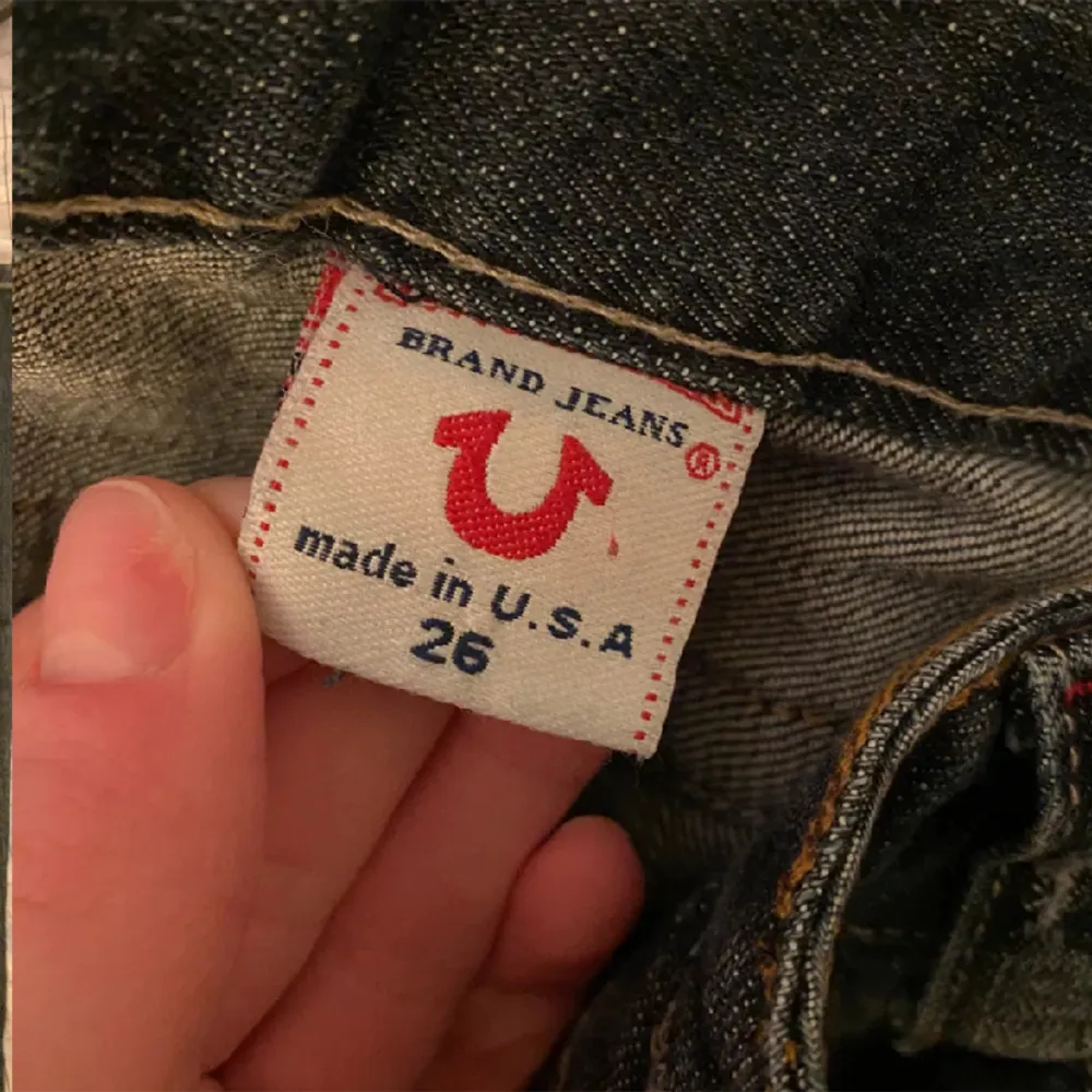 Säljer dessa sjukt coola och snygga true religion jeansen! Dem är lågmidjade och bootcut!❤️ Midjemått: ca 36cm (rakt över) Innerbenslängden: ca 83cm  Dem är i nyskicka och har inga defekter!❤️. Jeans & Byxor.