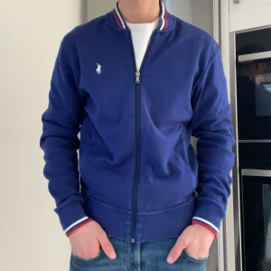 Ralph lauren cardigan - Riktigt snygg cardigan från Ralph lauren i storlek S. Passar 170-180 ungefär. Förekommer defekter men inget som syns eller tänks på när man har den på sig.