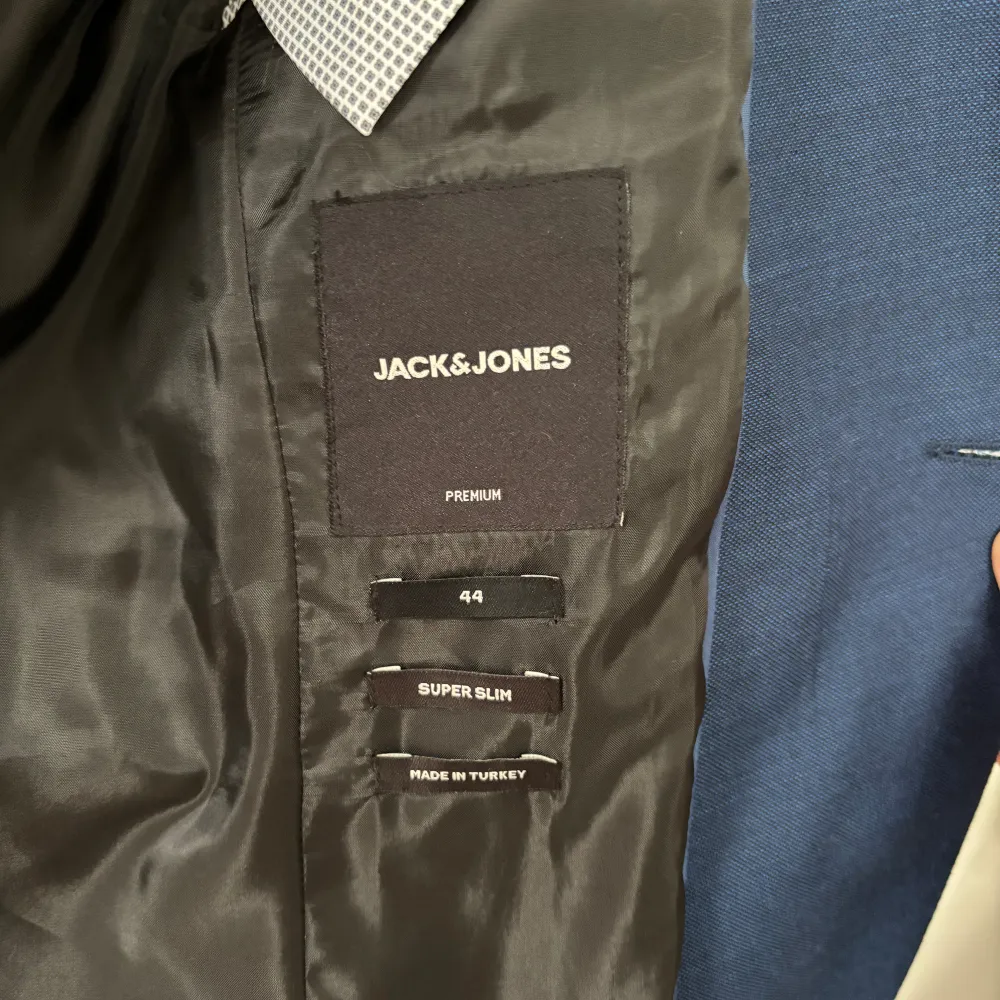 Säljer nu denna riktigt snygga kostymen för att jag växt ur den. Jack&Jones. Storlek 44  Skick 8,5/10. Kostymer.