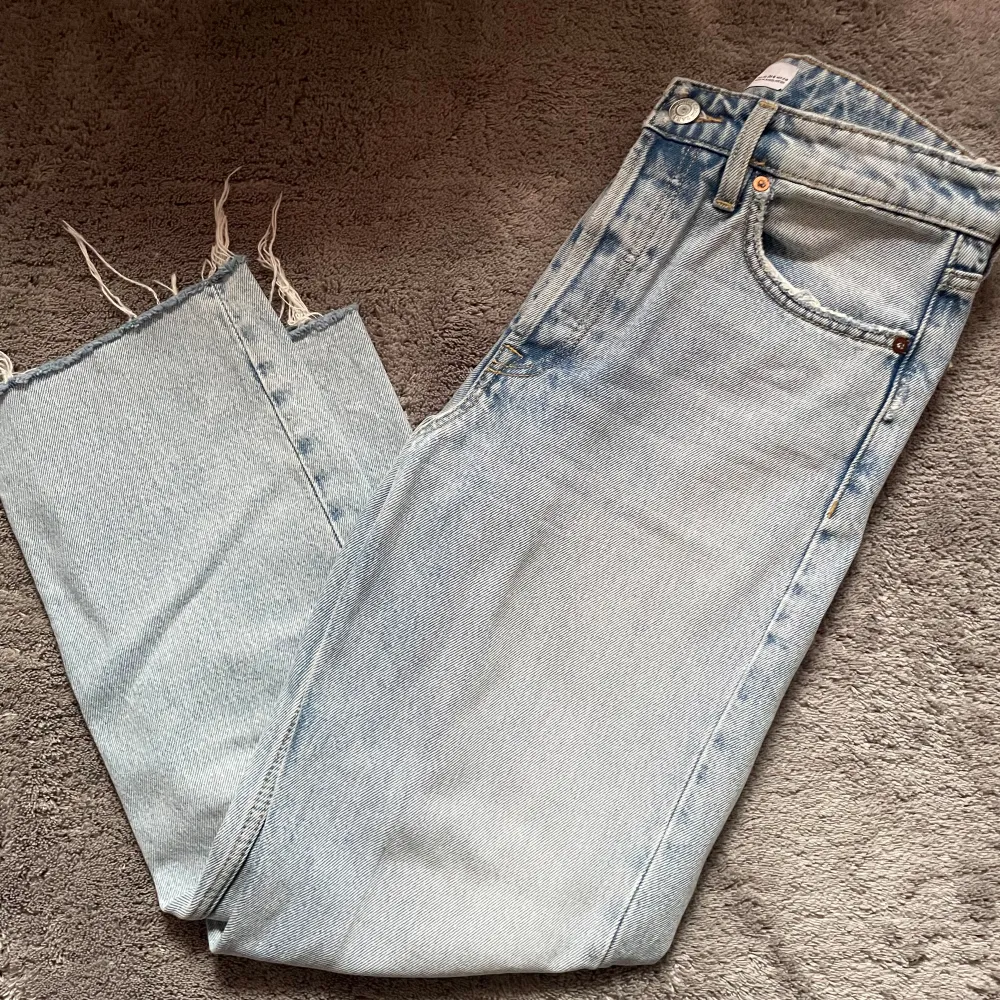 Jättefina jeans från Zara i strl M. Köpt för 499kr säljer för 219kr. Knappt använda   Pris kan diskuteras vid snabb affär 😊. Jeans & Byxor.