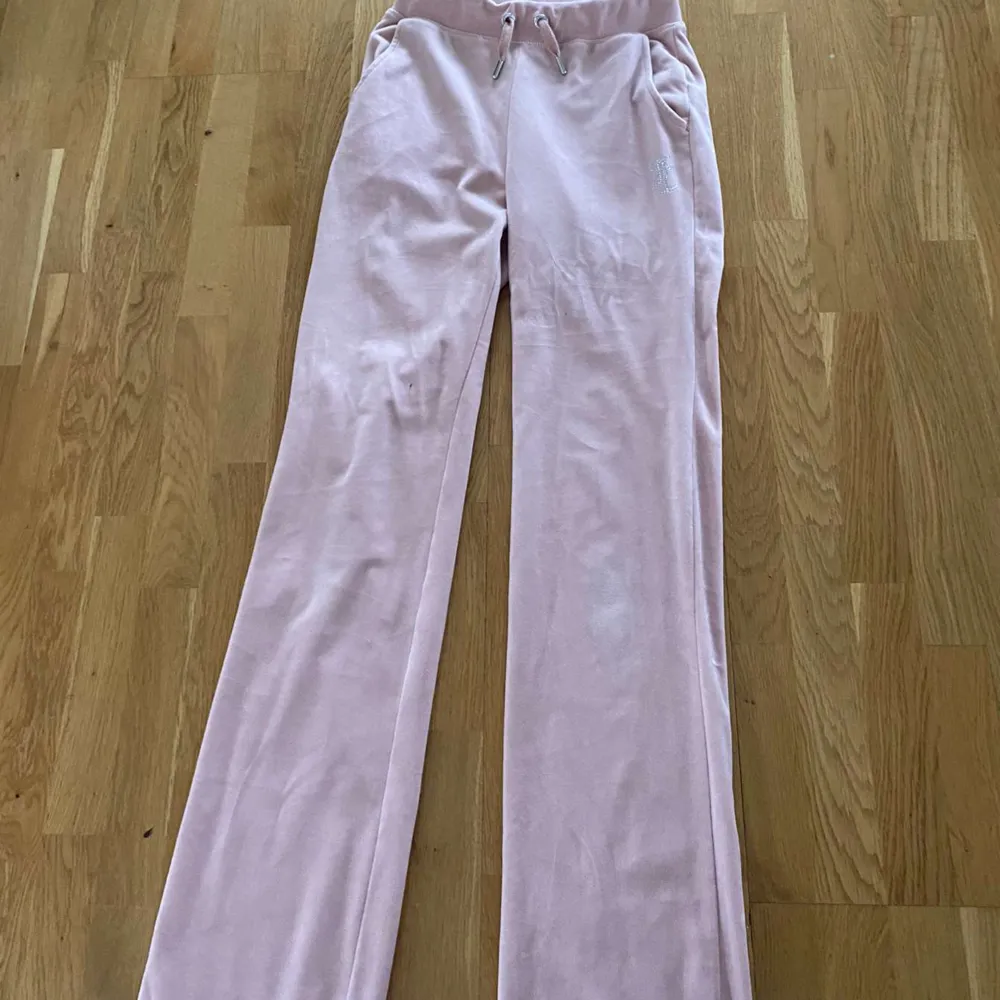 Jag säljer mina rosa juciy contour byxer i färgen rosa. Storlek XXS, bra skick inte använda mer än 5 gånger dessa kommer inte till användning pågrund utt av dom sitter lite tajt på mig😊 . Jeans & Byxor.