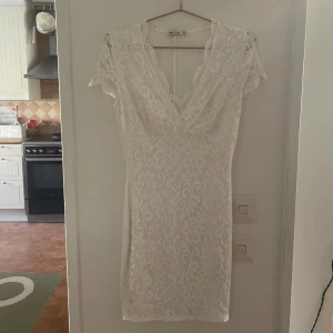 Klänning - Fin klänning med spets. Perfekt till student, skolavslutning eller andra tillfällen. 🩷