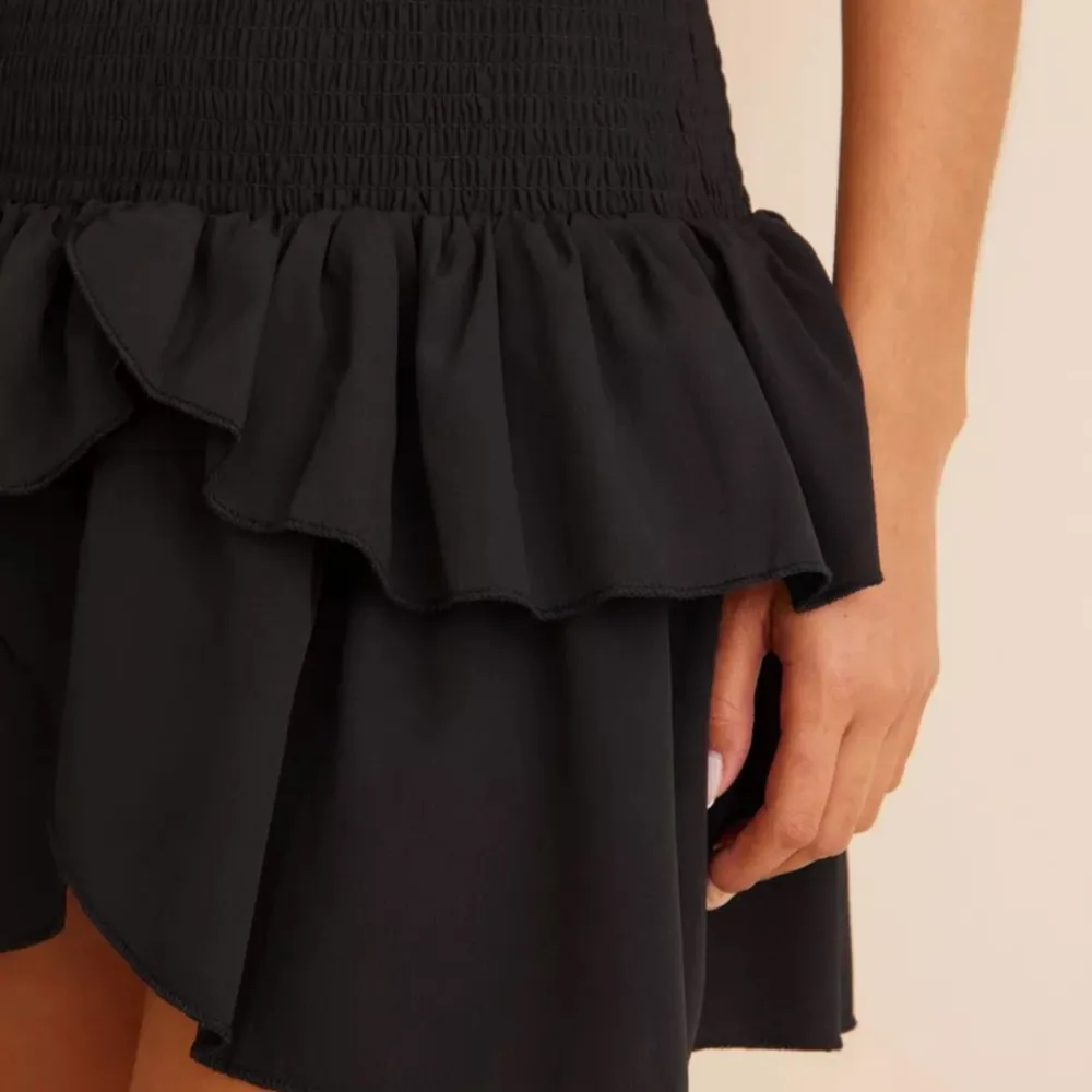 Säljer denna kjol från Nelly pågrund av att den inte kommer till användning. Så fin nu till sommaren och den är i jättebra skick. Nypris är 500,  Man kan ha den lågmidjat också!. Kjolar.
