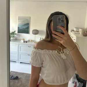 Blus - Säljer denna vita blusen 