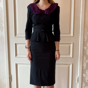 Svart med lila klänning, Stop Staring! - Svart klänning med lila kontraster. Peplum överdel, justerbart skärp. Storlek M. Stretch Modellen på bilden är 173 cm och har storlek 38 i de flesta andra kläder. Aldrig använd. Vi har lagt ner vår klänningsbutik och säljer ut. Ny pris är 2000-3000kr