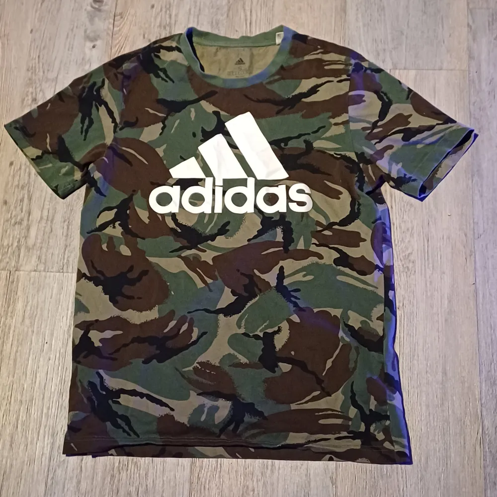 Grön kamouflage Adidas tröja  Knappt andvänd  Nypris: 250kr. T-shirts.