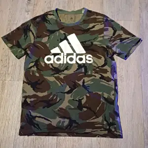Grön kamouflage Adidas tröja  Knappt andvänd  Nypris: 250kr