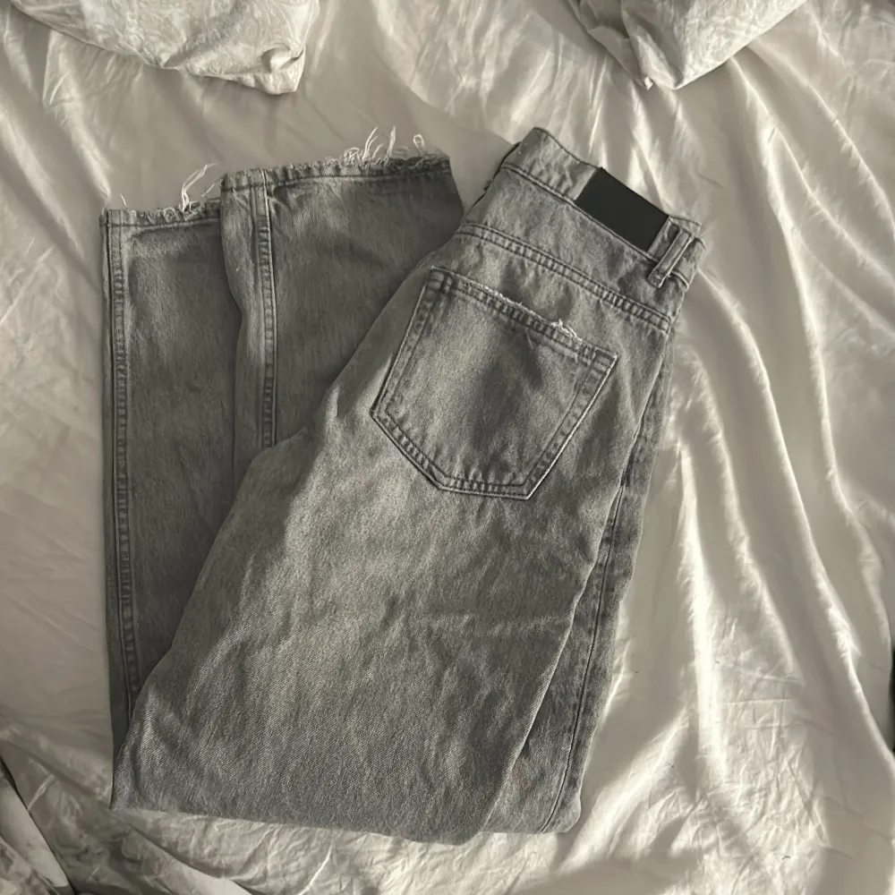 Gråa midwaist jeans jättesnygga! Med lite slitningar längst ner vid foten nypris 599kr. Jeans & Byxor.