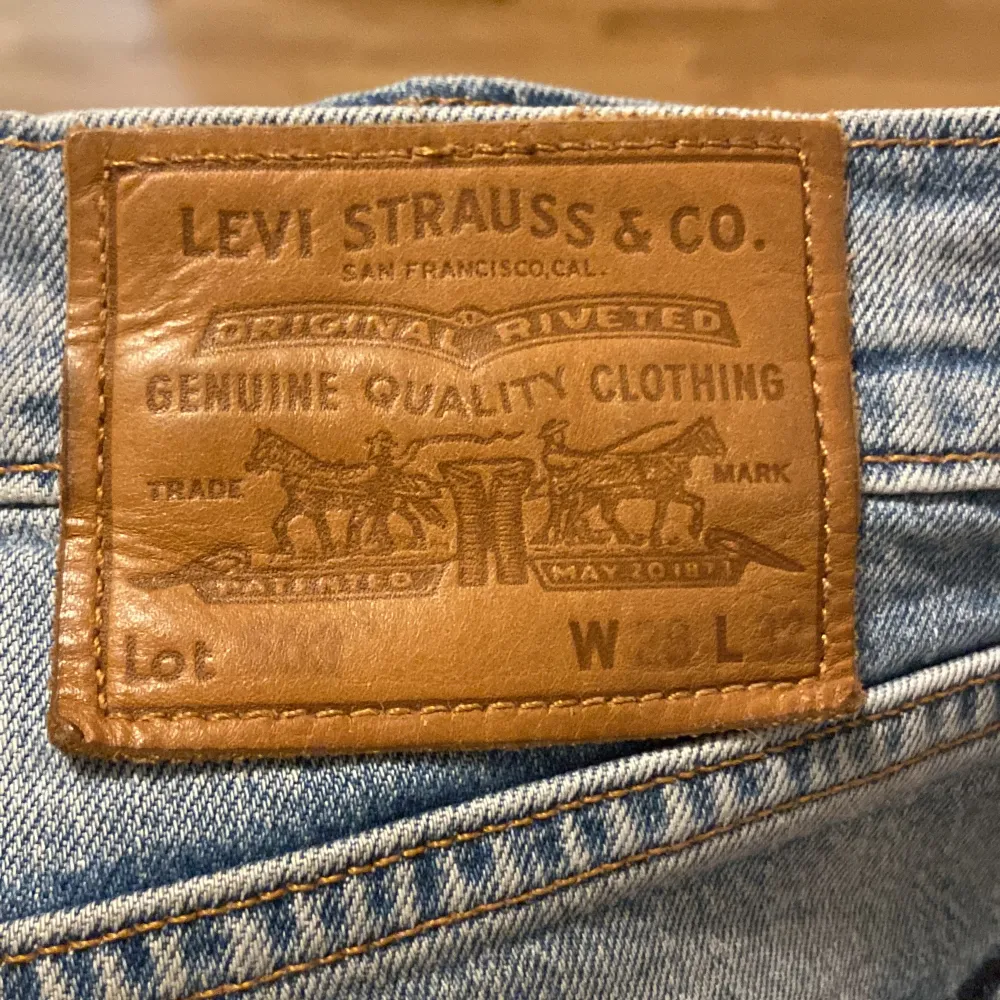 Levi’s jeans som jag har haft hemma ett tag nu men som inte används på ett par år, de är fortfarande i bra skick.. Jeans & Byxor.