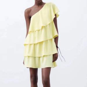 Säljer denna super fina gula klänningen från zara💛använd fåtal gången men är i fint skick! Kontakta för fler bilder!