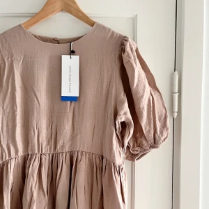 Klänning Chiquelle, helt ny! Slutsåld. - Otroligt vacker långklänning från Chiquelle som inte kommit till användning.   Säljs inte längre i butik, nypris ca 700kr.   Väldigt luftig och skön!   Jag är 167 cm lång. 