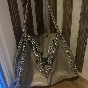 Säljer denna väska då den inte kommer till användning, den är lätt och styla och är i perfekt storlek, många fack. kontakta för mer info eller bilder💘