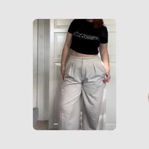 svincool tshirt - denna var min favorit ett bra tag. står ”cosmic” med paljetter, men den kommer inte längre till användning. fortfarande i bra skick!🩷