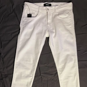 Replay jeans  - Ett par helt nya replay jeans. Kvaliteten är super bra och inga slitningar. Passformen är super bra och sitter som ett par slim. Otroligt snygga till sommaren och passar med nästan alla plagg  (ny pris 1200)  Mvh Martin 