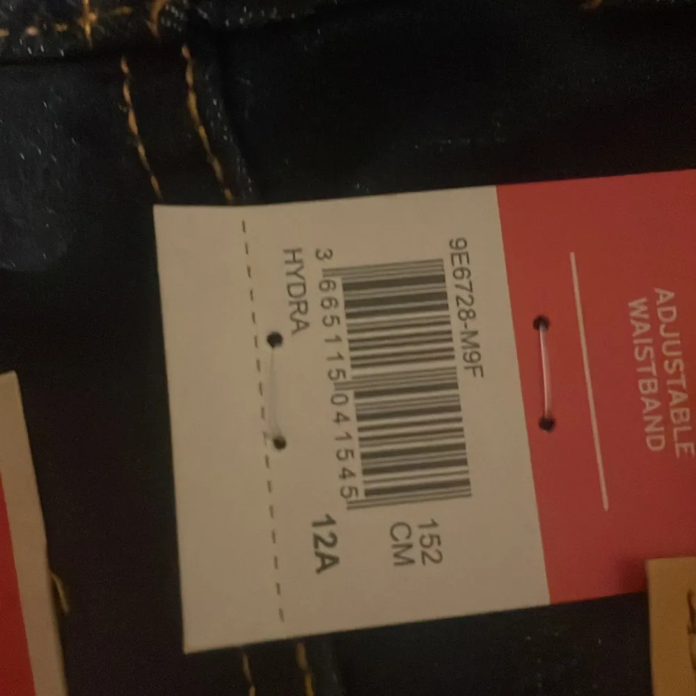 Helt nya jeans från Levis riktigt feta bara att kontakta om man är intresserad kan även diskutera priser köpt för 600kr . Jeans & Byxor.