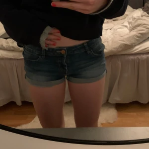 Jeansshorts  - Såå snygga jeansshorts som knappt är använda. Säljer eftersom jag inte använder dem. Vet tyvärr inte märket men storleken motsvarar xs och de är stretchiga💕kom privat för mer bilder!tryck köp nu!!