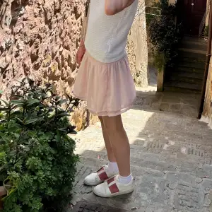 Såå fin rosa kjol! Perfekt nu till både våren och sommaren 💝💝 passar storlek XS/S