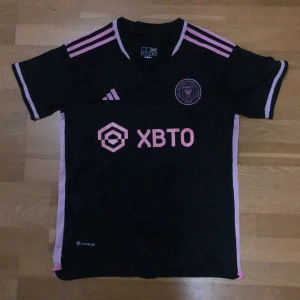 Inter Miami Jersey 23/24 - Säljer min Inter Miami tröja, 10/10 skick. Storlek S kan även passa M lite. Vill man ha fler bilder så är det bara att skriva så fixar jag det. Priset kan diskuteras vid snabb affär.