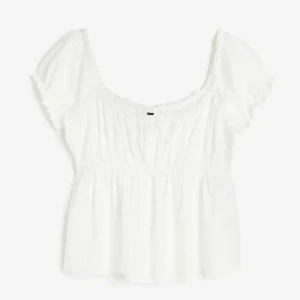 Topp - Sommartopp/blus från H&M, tycker verkligen denna är så fin men köpte förra sommaren och har knappt kommit till användning alls