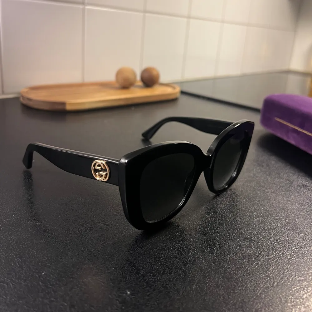 Svarta gucci solglasögon, använda vid ett fåtal tillfällen, väldigt fint skick.  Inga repor eller defekter   Ordinarie pris: ca 2000 köpta på Zalando . Accessoarer.