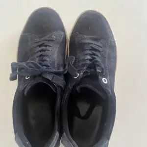 Mörkblå vagabond skor i mocka i storleken 38, ganska slitna och skosnörena är sönder på ena skon som ni kan se på bild 3, kan tänka mig att sänka priset