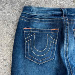 Intressekoll på mina true religion jeans! De är för små för mig och kommer tyvärr inte till användning. Strl M-L om du vill ha exakta mått är det bara att skriva! 