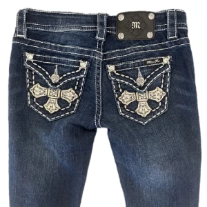 Miss me jeans  - Säljer dessa sjukt snygga miss me jeansen!Dem är lågmidjade och bootcut! ❤️ Midjemått: ca 36cm (rakt över) Innerbenslängden: ca 83cm  Dem har inga defekter och är i nyskick! Tryck gärna på köp nu eller skriv till mig och köp via swisha! ❤️