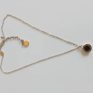 Marc jacobs halsband  - Säljer mitt jättefina halsband från MJ. Svart och guldigt.