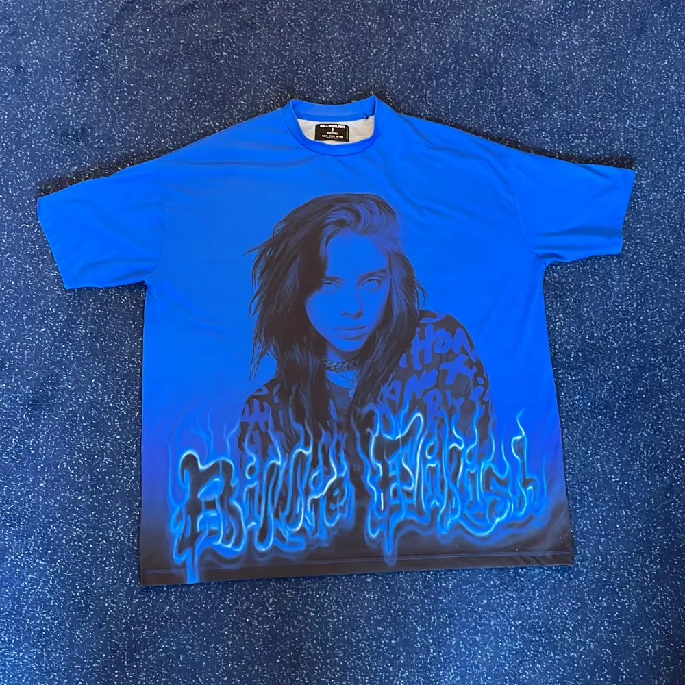 Stylish Blue Official Billie Eilish Merch, storlek Medium, Loose fit, Oversized fit. Köpt från officiella hemsidan vid kollektionsläpp 2020.  Bra kvalitet, inte speciellt använd, fortfarande i fint skick! Priset kan förhandlas.. T-shirts.