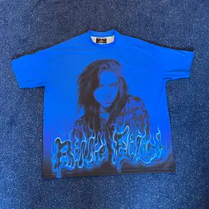 Stylish Blue Official Billie Eilish Merch, storlek Medium, Loose fit, Oversized fit. Köpt från officiella hemsidan vid kollektionsläpp 2020.  Bra kvalitet, inte speciellt använd, fortfarande i fint skick! Priset kan förhandlas.