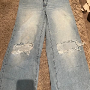 Jeans - Dem är i storleken M, och passar till L också. Bra passform. Skönt att ha på sig till sommaren. Använt dem Max 5 gånger. Och är ifrån lager 157