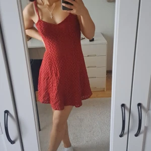 Klänning - Varan har inga tecken på användning och är i bra skick💞 köpt utomlands, därför står det ej storlek men skulle uppskatta från 34 till 38 eftersom klänningen är stretchig.