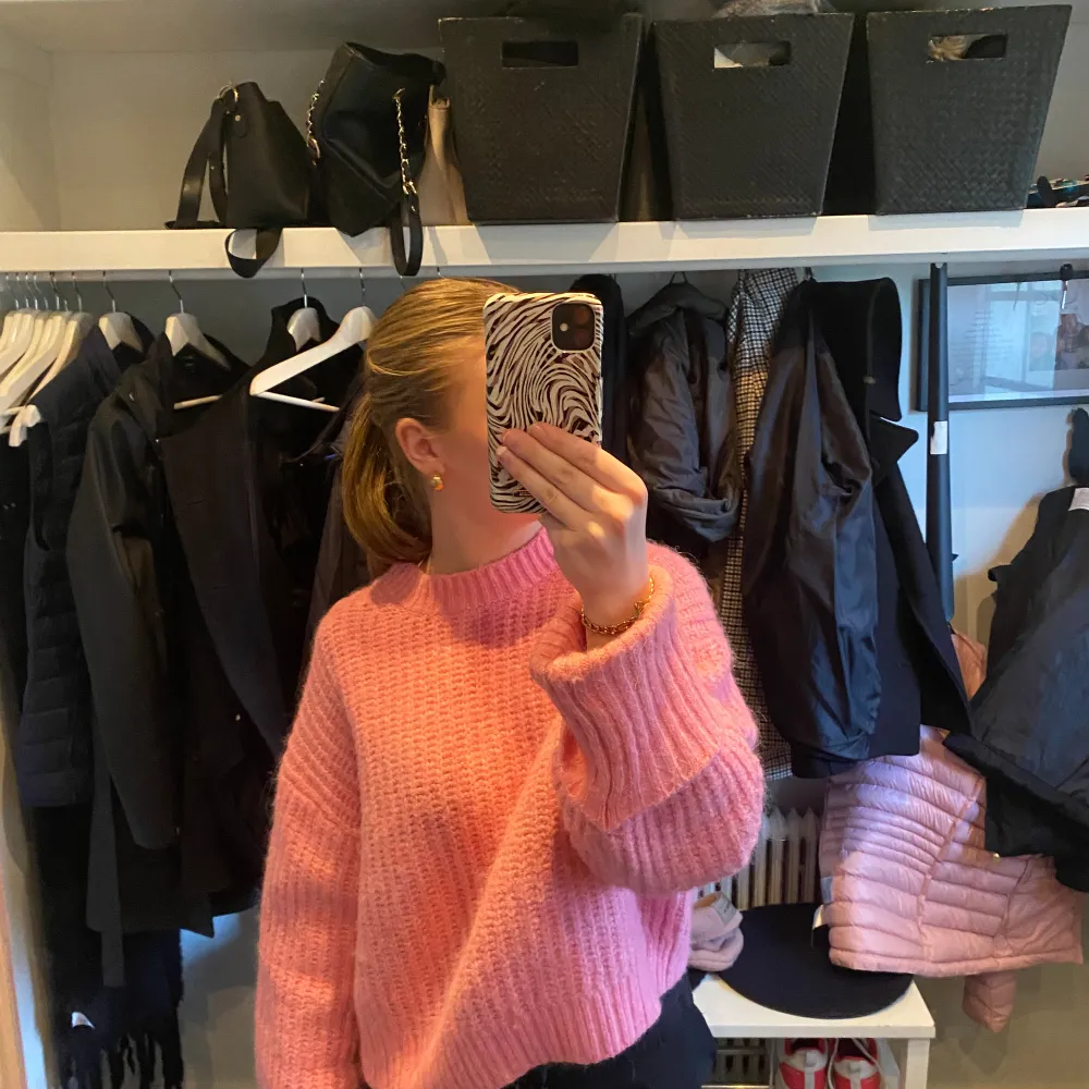 Hej!! Jag säljer nu min superfina rosa stickade tröja från zara, när den tyvärr inte längre kommer till användning.💓 För mer frågor skriv i dm!!💕 Obs! Pris kan diskuteras.. Stickat.
