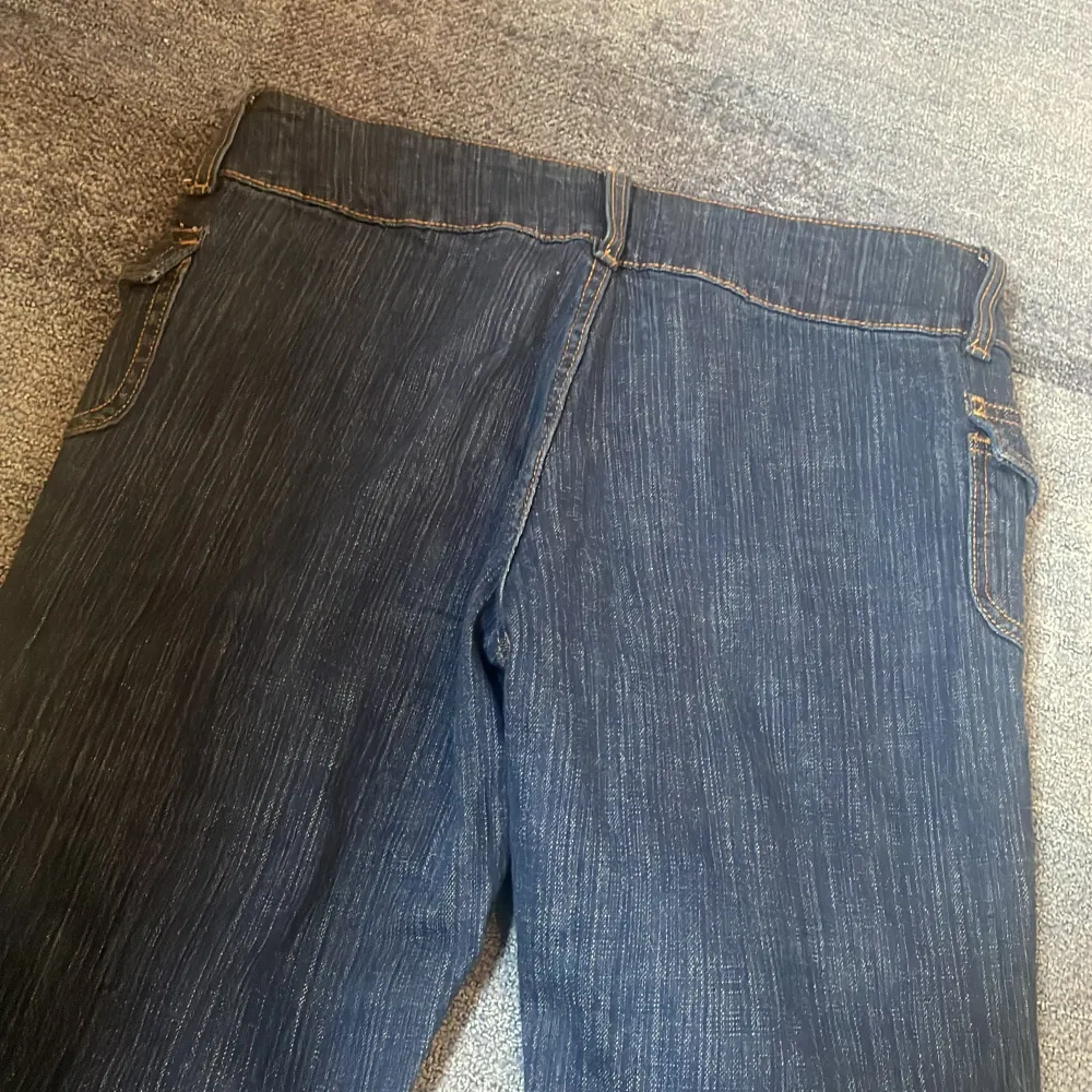 helt oanvända! lågmidjade & bootcut jeans från brandy melville. är för långa på 158 cm. midjemått tvärs över: 38 cm. innerbenslängd: ca 81 cm. ORGINAL PRIS: 600 kr. Jeans & Byxor.