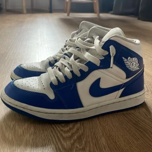 Jordan 1 Kentucky Blue - Säljer mina blåa jordans i storlek 38.  De är använda men inga skador, skokartongen medföljer. Nypris 2800kr 