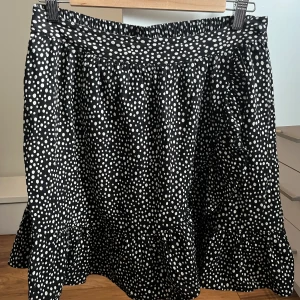 Prickig omlottkjol - Super fin prickig kjol från vero Moda. Storlek M. Resår i midjan. Säljer pågrund av att den inte passar längre.