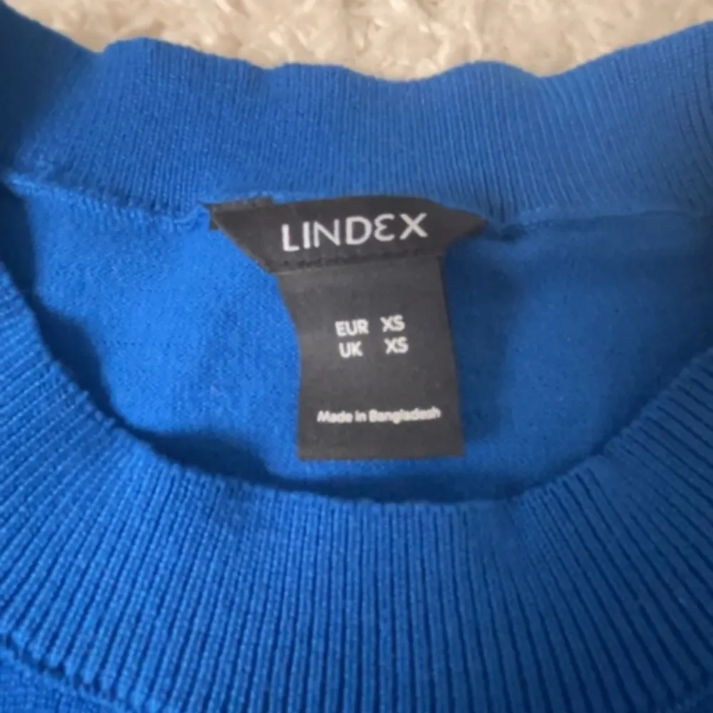 Säljer denna fina ” tunnt stickade ” t shirten från Lindex ❤️‍🔥 säljer då den inte passar mig, och knappt kommer till användning. Den är nästan oanvänd, och jättebra skick 💞 säljer för 120kr, men pris går att diskutera . Originalpriset ligger på 300kr 🫰🏼. T-shirts.