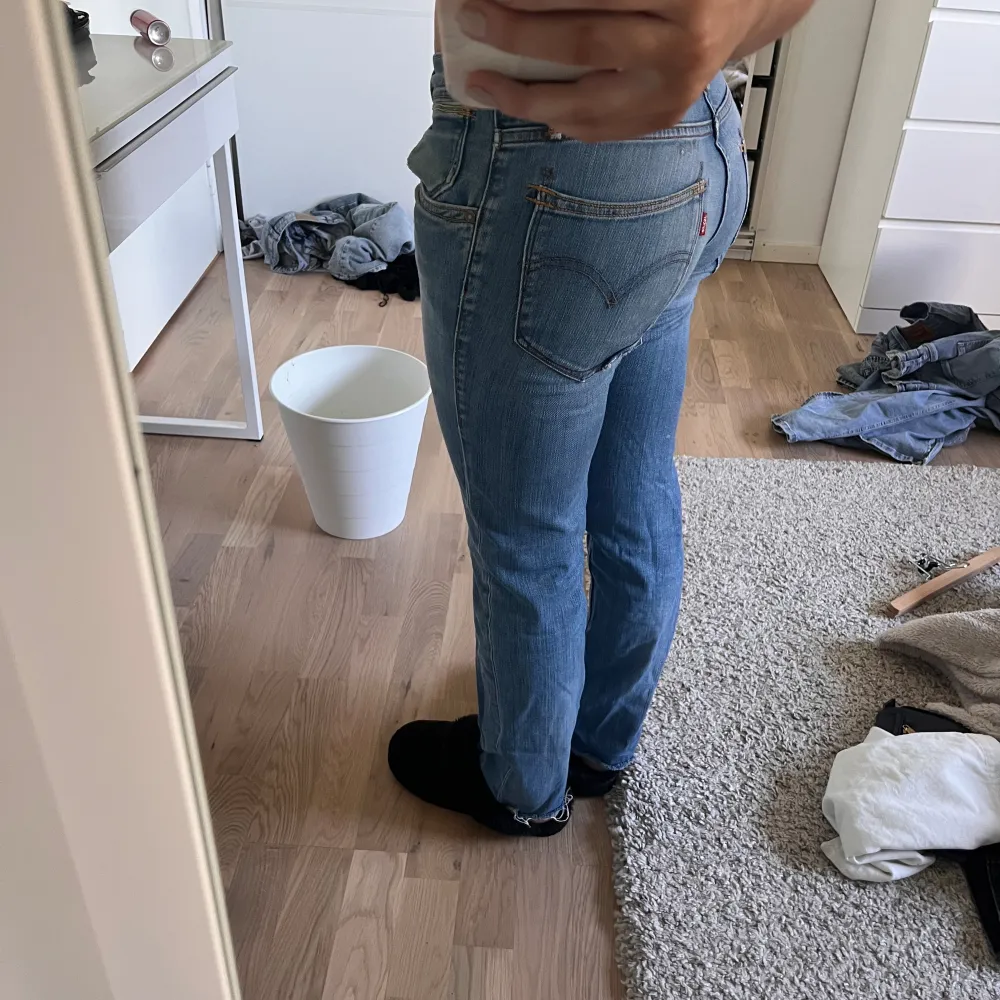 Jättefina vintage jeans från Levi’s med låg midja och rak modell. Väldigt sköna att ha på sig, säljer då jag har liknande andra. De är dock avklippta så skulle säga att de är W29 L 30 och inte L32. Jeans & Byxor.