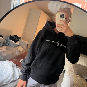 Sail Racing hoodie - Supermjuk och som ny både utanpå och inuti. Manmodell i storlek S