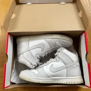 Nike Dunk Hi Retro sneakers i färgen vit och grå. Använda ett fåtal gånger, säljer pga kommer ej till användning längre.  Originalkartong finns kvar.