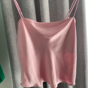 Ginatricot tröja - Jättefin tröja i storlek S men passar även xs. Skönt material och har juster bara band!❣️