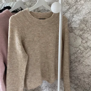 Stickad tröja  - Superfin stickad tröja som inte kommer till användning. Står stl L men sitter som en xs -s