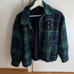 H&M vår jacka  - H&M jacka perfekt för våren i storlek xs, knappt använd och i perfekt skick 🫶