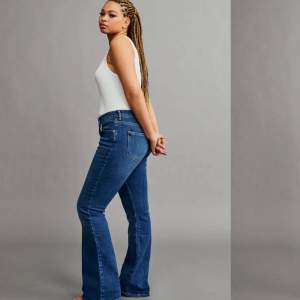Säljer dessa slutsålda trendiga jeans från Gina Tricot. Knappt använda så jättebra skick. Nypris 500kr. Har du frågor så hör av dig!💕