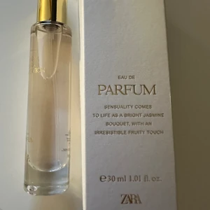 Zara parfym  - Red temptation. Köpte fel parfym igår 12/4. Endast sprayad en gång. Testar sälja här annars ger jag bort den till någon jag känner. Nypris 139 kr 