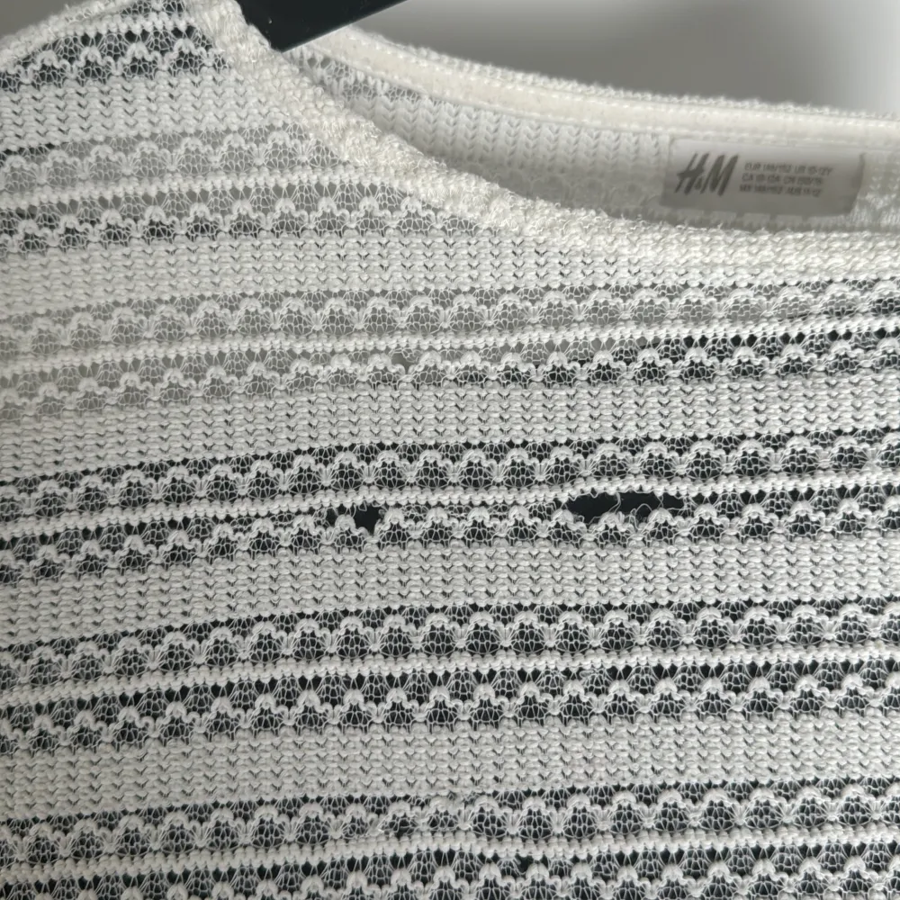 Gullig stickad ihålig tröja, men små hängande trådar från H&M. Passar perfekt till sommaren 🌸☀️ Den är lite sliten vid vänster sida, men inget man tänker på💕 Pris kan diskuteras . Stickat.