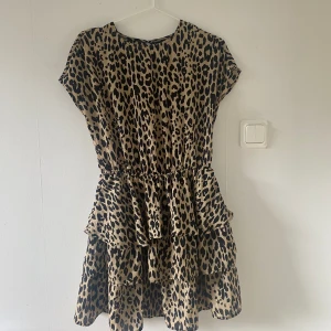 Klänning - Gina tricot  Bara använd några gånger, jättebra skick