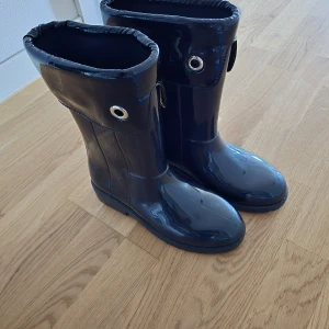 Svarta glansiga stövlar - Säljer svarta glansiga stövlar i storlek 37. Helt ny! Aldrig använda