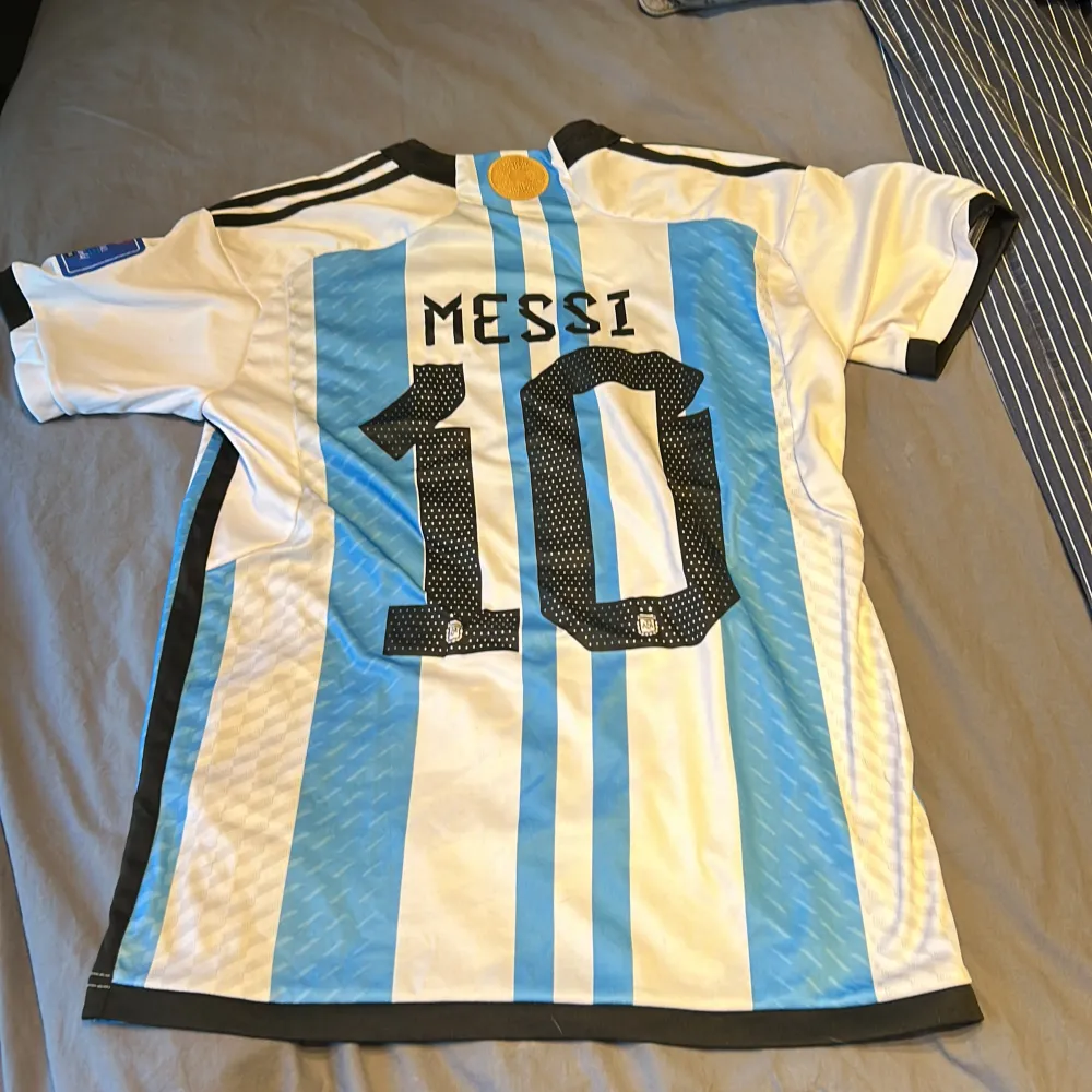 Säljer min Messi tröja, väldigt sällan använd. Inte äkta men väldigt identisk. Skriv vid frågor! Kom även med bud!!. T-shirts.
