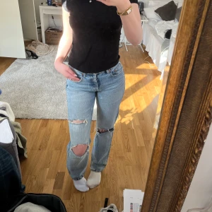 Midwaist jeans - Midwaist jeans med hål, skit snygga!